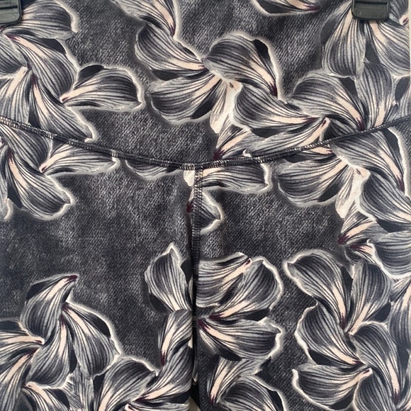 𝅺Champion Women’s Leggings Floral Small - Picture 3 of 6